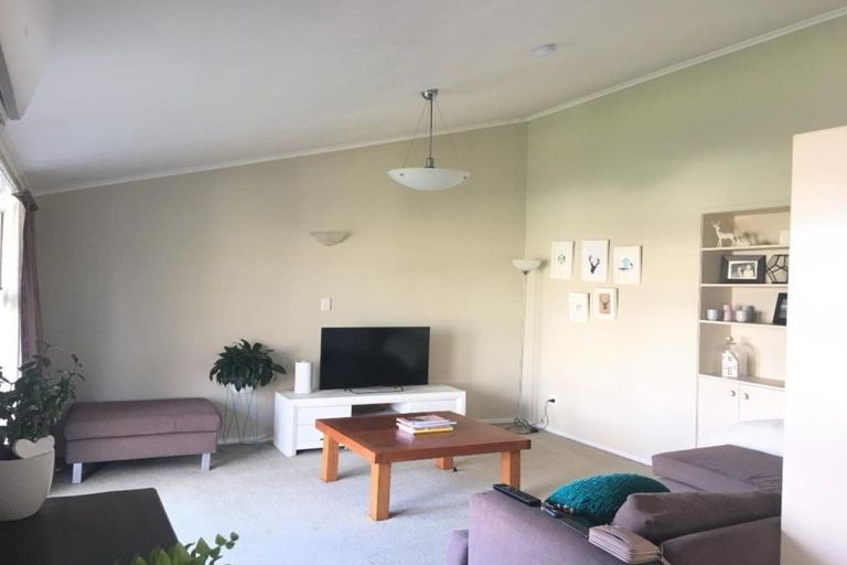 Photo of property in 2/50 Old Lake Road, Narrow Neck, Auckland, 0624