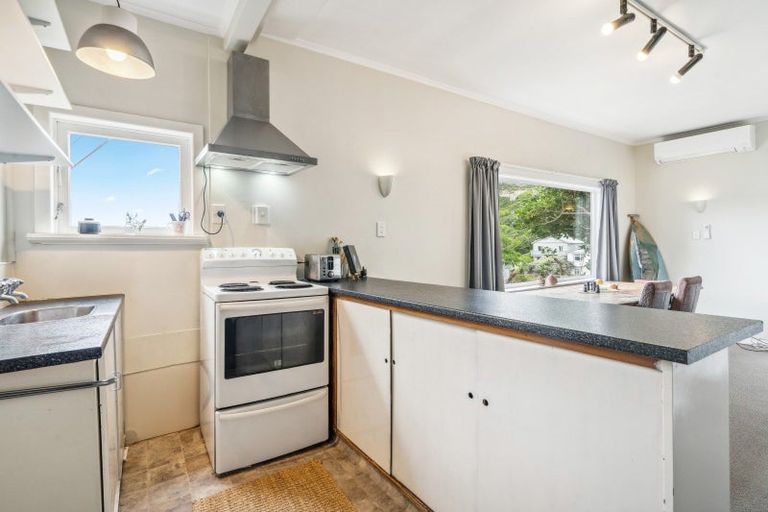 Photo of property in 11 Aranoni Street, Island Bay, Wellington, 6023