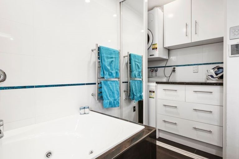 Photo of property in 1/2 Flavia Close, Torbay, Auckland, 0630