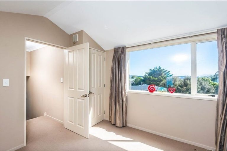 Photo of property in 40c Ruskin Road, Newlands, Wellington, 6037