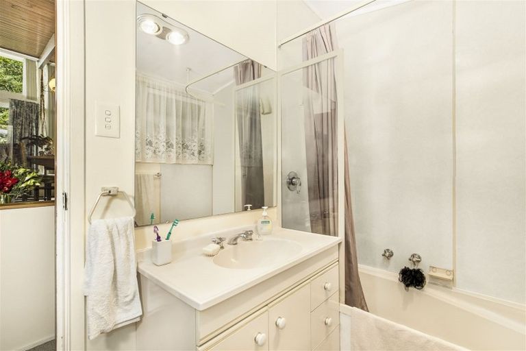 Photo of property in 186 Atkinson Road, Titirangi, Auckland, 0604