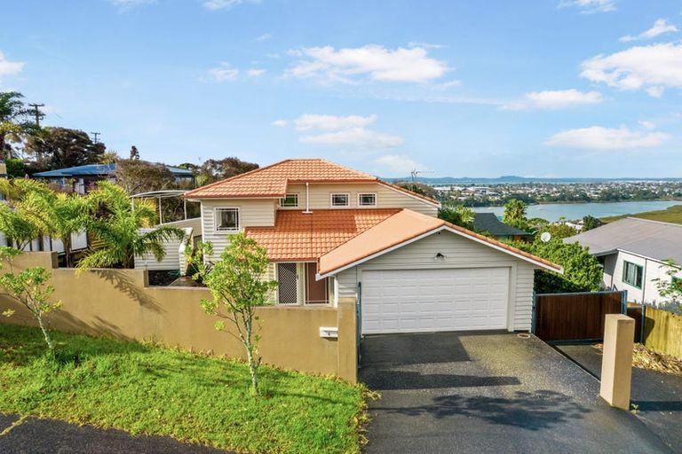 Photo of property in 4 Worthington Place, West Harbour, Auckland, 0618