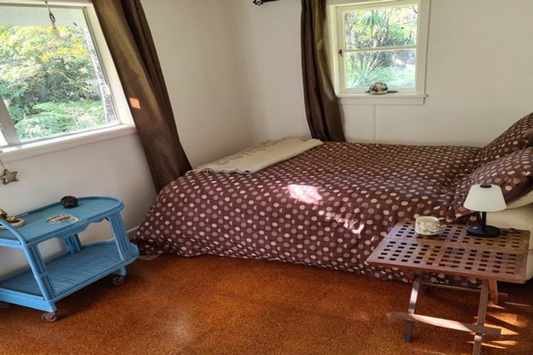 Photo of property in 10-12 Glenesk Road, Piha, New Lynn, 0772