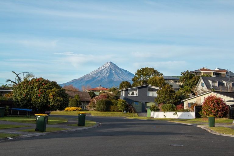 Photo of property in 31 Tiverton Crescent, Whalers Gate, New Plymouth, 4310