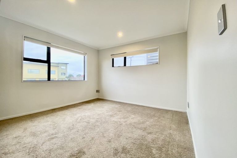 Photo of property in 14 Ray Small Drive, Papakura, 2110