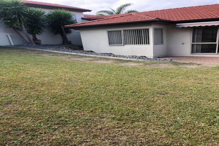 Photo of property in 9 Graham Collins Drive, Windsor Park, Auckland, 0632