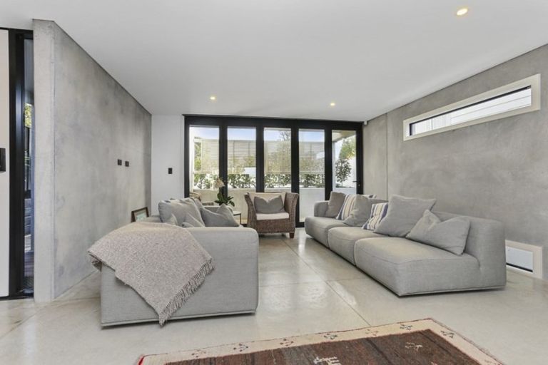 Photo of property in 81 Queen Street, Northcote Point, Auckland, 0627