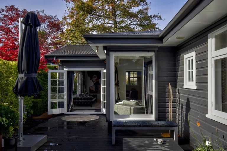 Photo of property in 11 Cedar Drive, Kelvin Heights, Queenstown, 9300