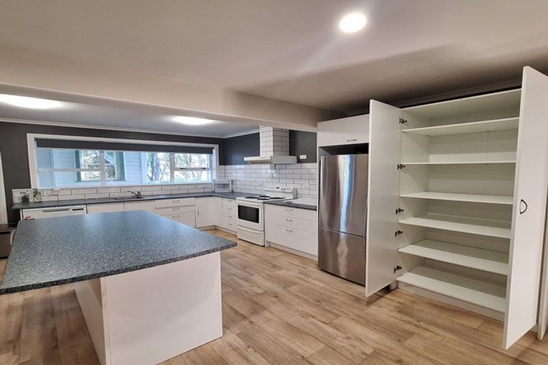 Photo of property in 18 Lyndfield Lane, Newlands, Wellington, 6037