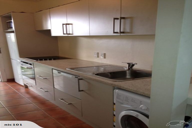 Photo of property in 82 Oriental Parade, Oriental Bay, Wellington, 6011