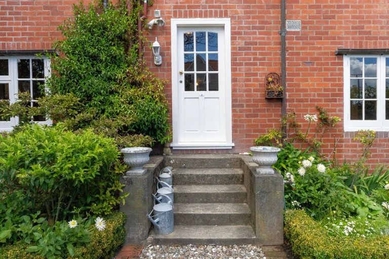 Photo of property in 10 Maire Street, Eastbourne, Lower Hutt, 5013