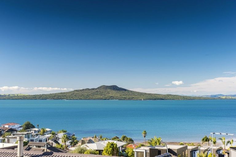 Photo of property in 62 Seaview Road, Castor Bay, Auckland, 0620