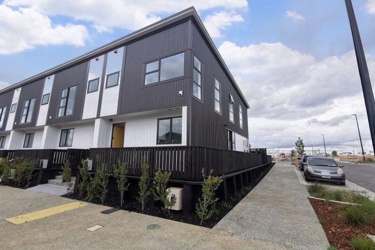 Photo of property in 72 Manarini Road, Westgate, Auckland, 0614