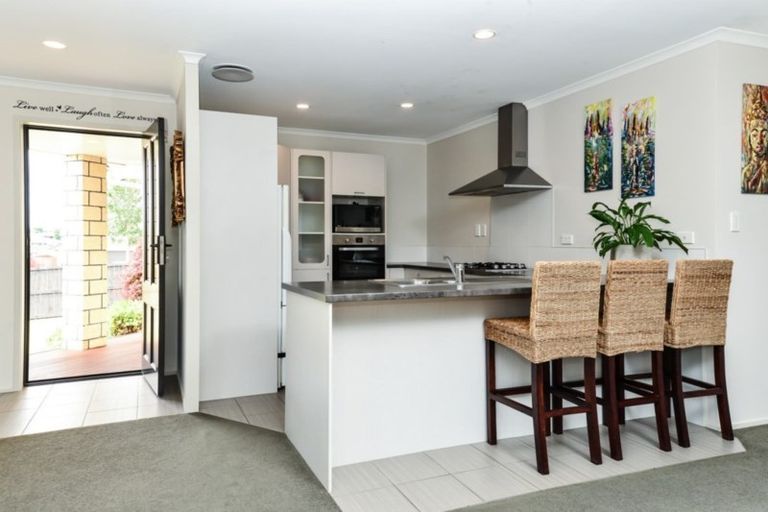 Photo of property in 62 Farnborough Drive, Grandview Heights, Hamilton, 3200