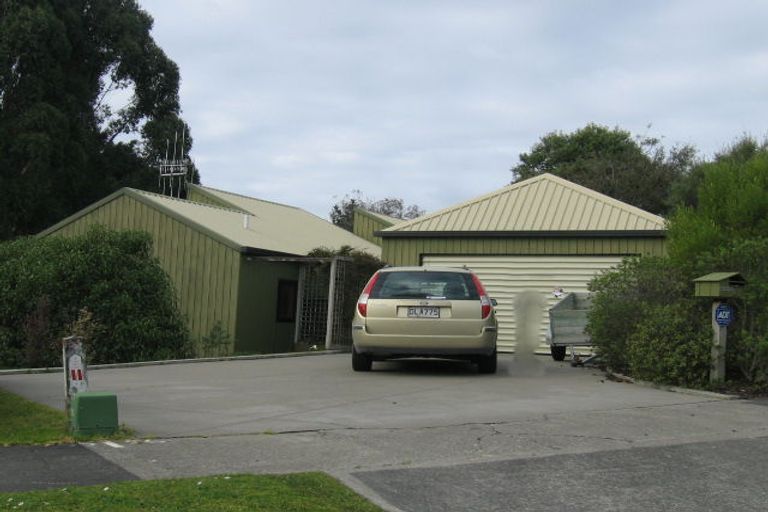 Photo of property in 28 Springdale Grove, Fitzherbert, Palmerston North, 4410
