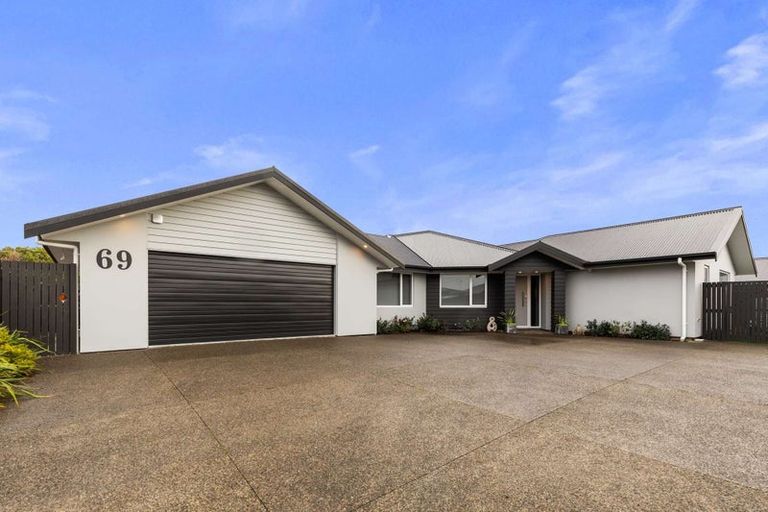 Photo of property in 69 Johnstone Drive, Fitzherbert, Palmerston North, 4410