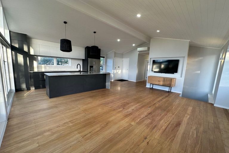 Photo of property in 28 Bert Wilson Place, Cockle Bay, Auckland, 2014