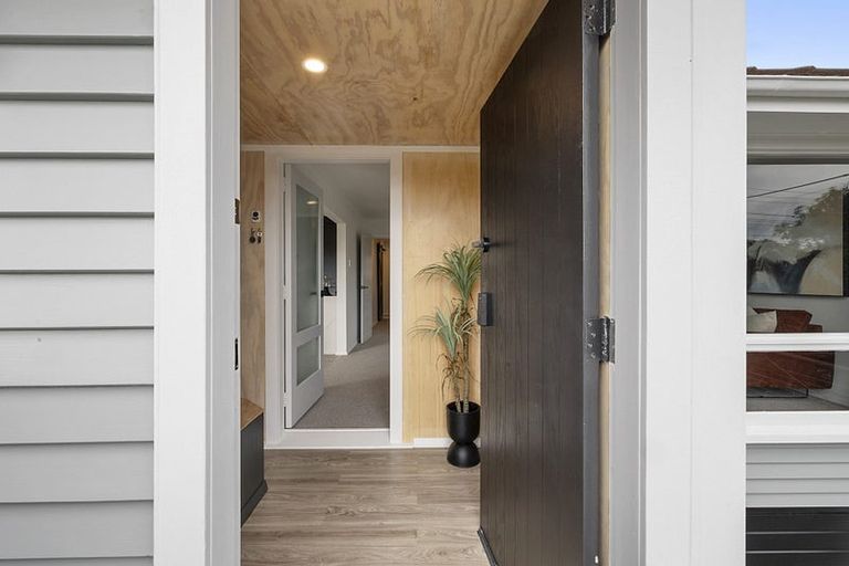 Photo of property in 390 Mangorei Road, Merrilands, New Plymouth, 4312