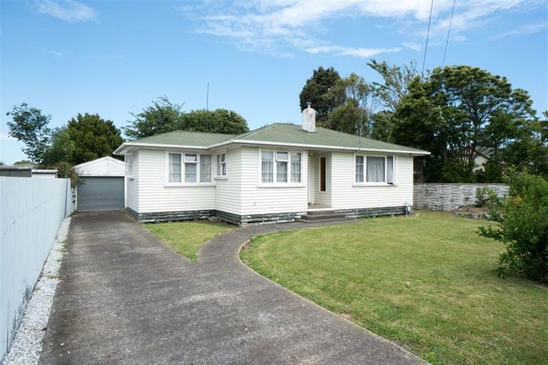 Photo of property in 8 Douglas Street, Hawera, 4610