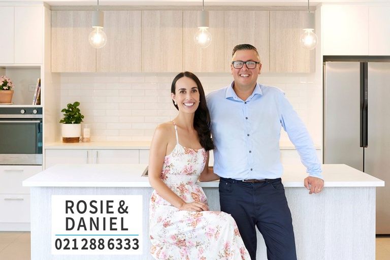 Photo of property in 2/11a Bayside Avenue, Te Atatu Peninsula, Auckland, 0610