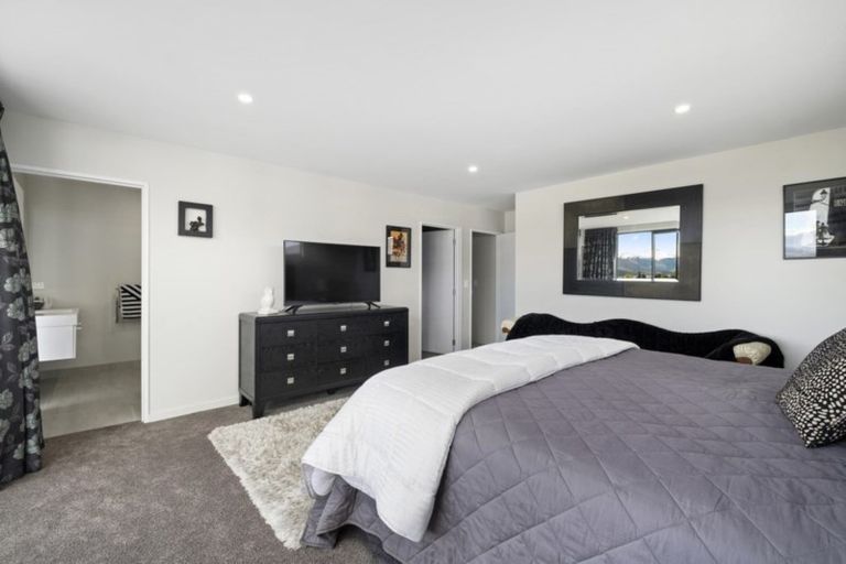 Photo of property in 2 Kereru Crescent, Wanaka, 9305