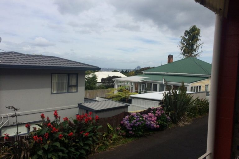 Photo of property in 10/219 Onewa Road, Birkenhead, Auckland, 0626