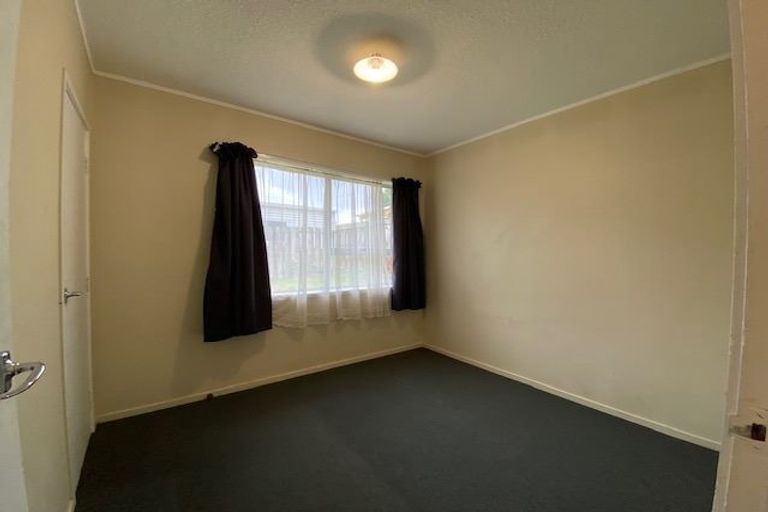 Photo of property in 2/76 Millbrook Road, Henderson, Auckland, 0612