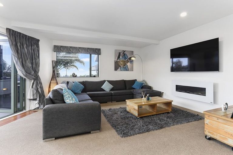 Photo of property in 11 Greenleaf Way, Northcross, Auckland, 0630