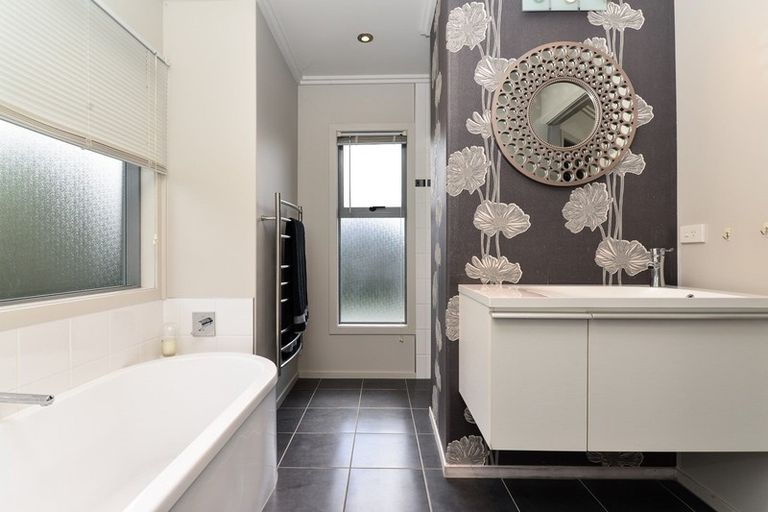 Photo of property in 12 Norfolk Drive, Cambridge, 3434