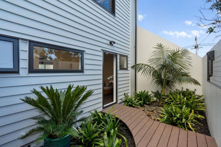 Photo of property in 14b Alfred Street, Northcote Point, Auckland, 0627