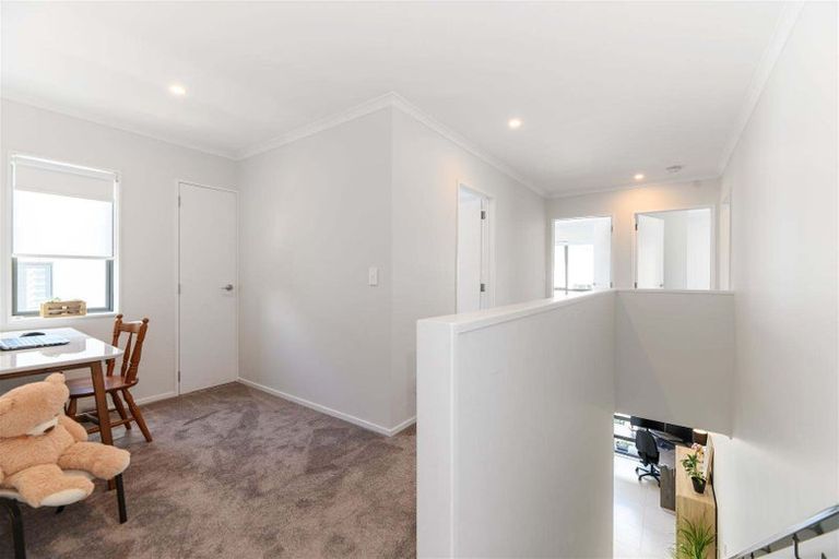 Photo of property in 16 Waimoana Close, Massey, Auckland, 0614