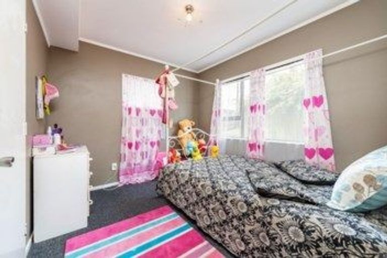 Photo of property in 12a Sabulite Road, Kelston, Auckland, 0602