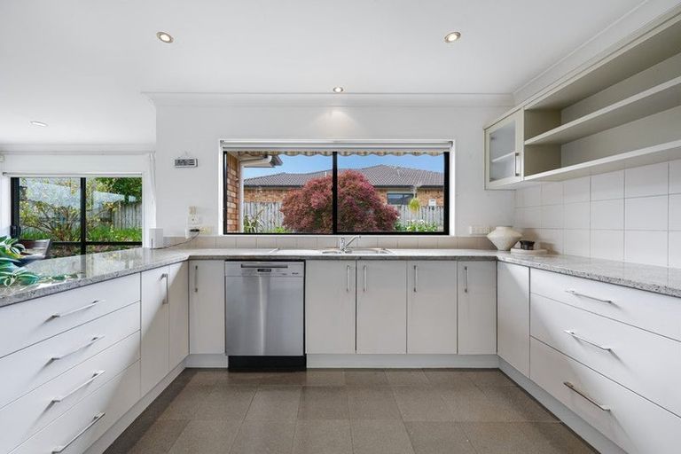 Photo of property in 20 Mackwell Road, Fairview Heights, Auckland, 0632