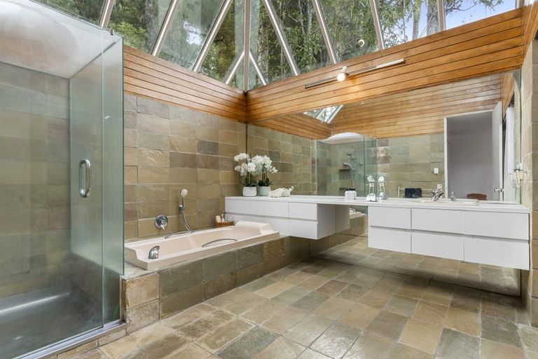 Photo of property in 17 Cobblestone Lane, Hillcrest, Auckland, 0627