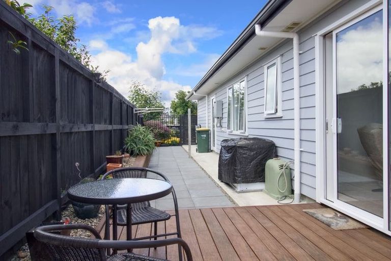 Photo of property in 17 Walter Ruddock Avenue, Kumeu, 0810