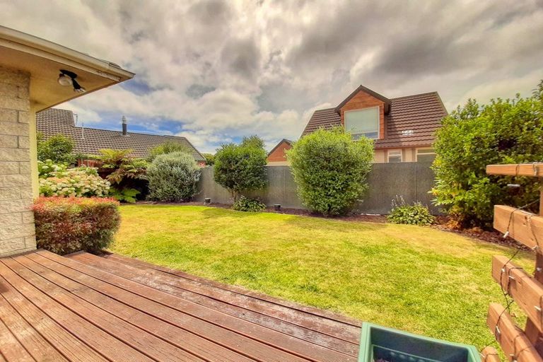 Photo of property in 2/17b Prestons Road, Redwood, Christchurch, 8051