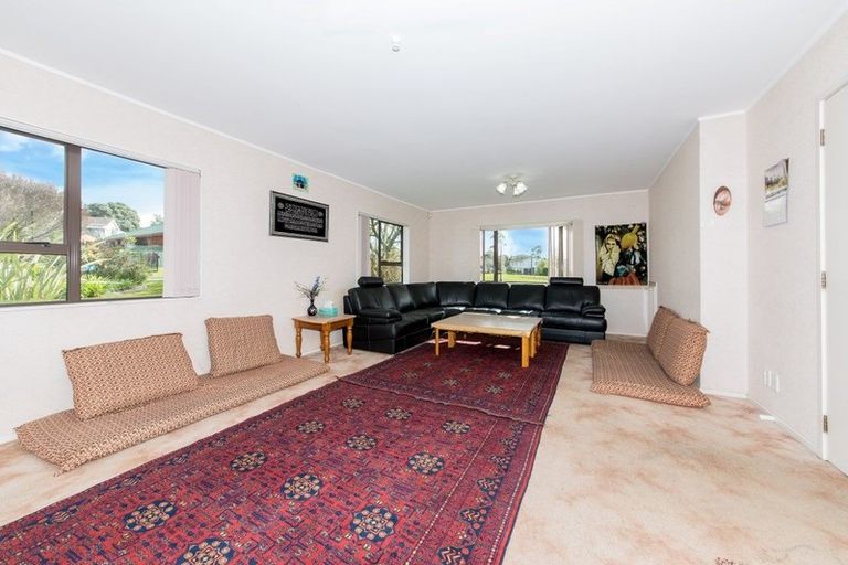 Photo of property in 4 Heversham Place, Glendene, Auckland, 0602