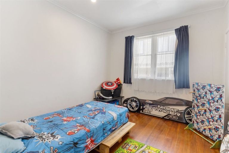 Photo of property in 19 Seymour Road, Sunnyvale, Auckland, 0612