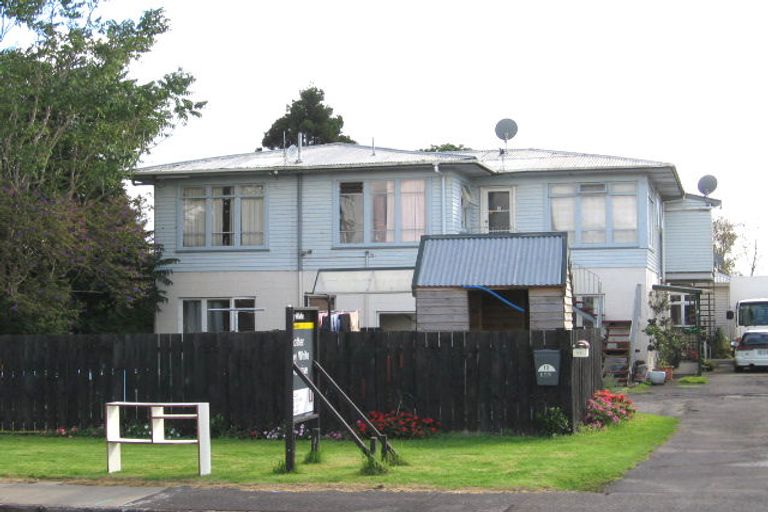 Photo of property in 2/10 Totara Road, Te Atatu Peninsula, Auckland, 0610