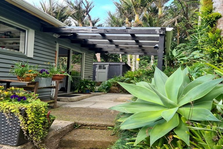 Photo of property in 10-12 Glenesk Road, Piha, New Lynn, 0772