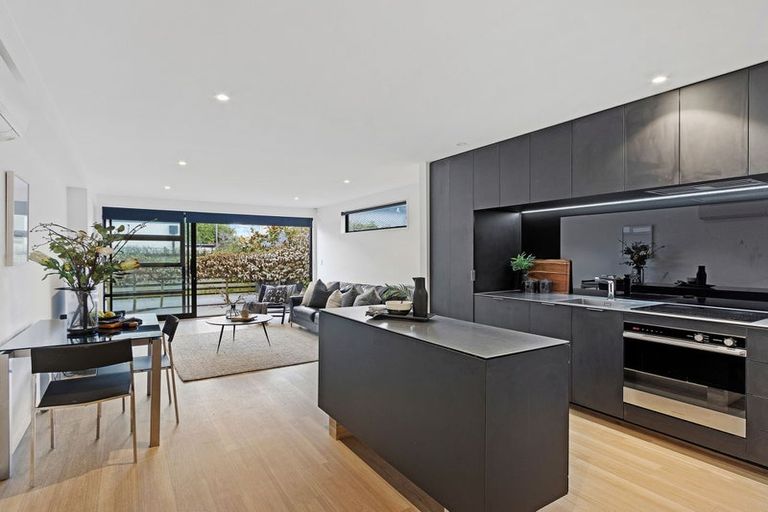 Photo of property in 138e Holly Road, St Albans, Christchurch, 8014