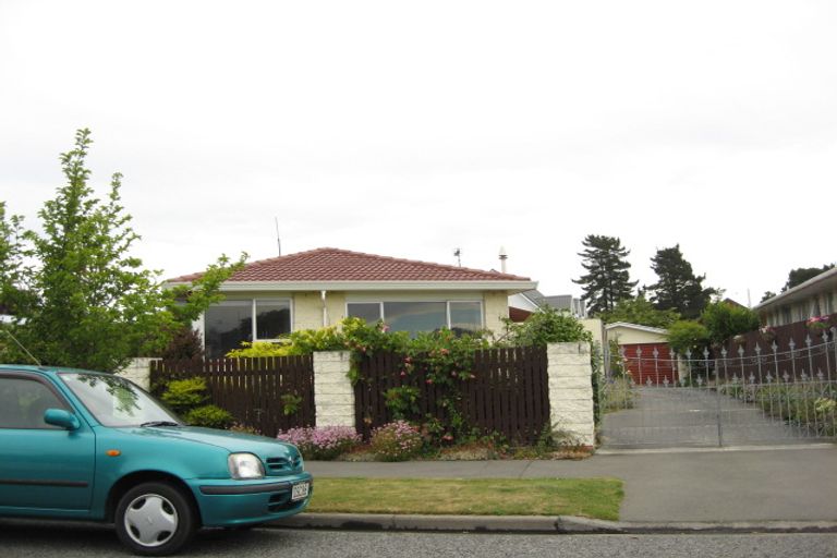 Photo of property in 17 Cowes Street, Avondale, Christchurch, 8061