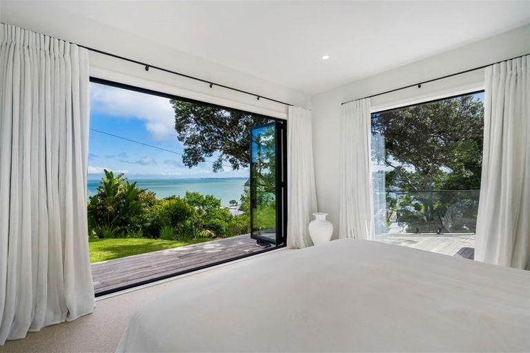 Photo of property in 10 Zita Avenue, Matakatia, Whangaparaoa, 0930