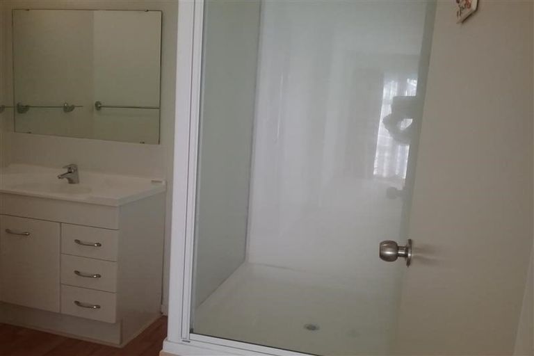 Photo of property in 33 Lewisham Street, Highland Park, Auckland, 2010