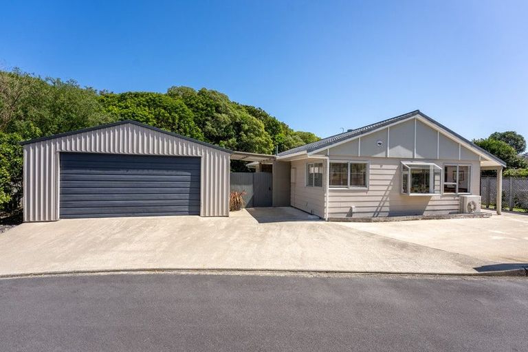 Photo of property in 16 Iti Grove, Waikanae, 5036