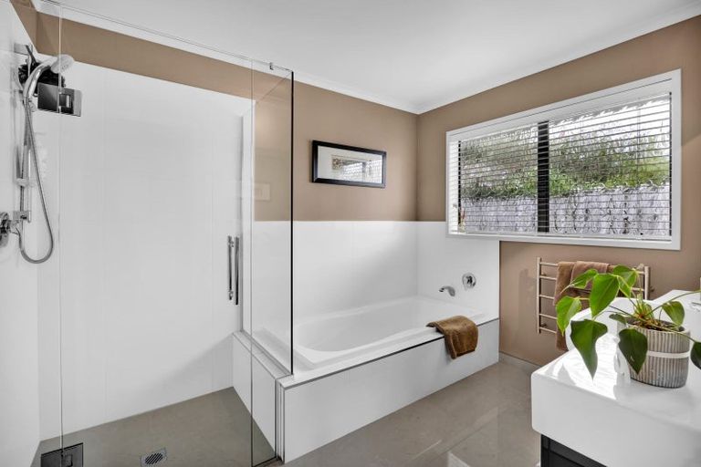 Photo of property in 3b Larsen Place, Merrilands, New Plymouth, 4312