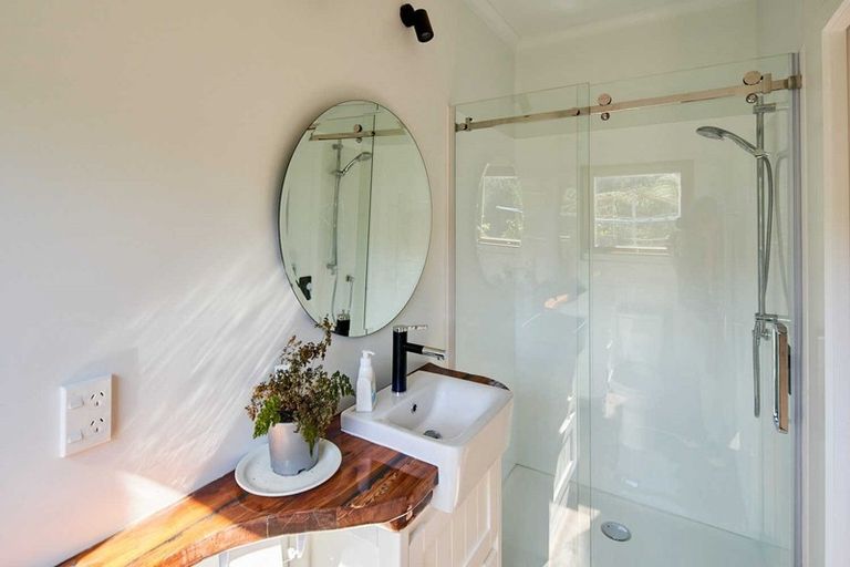 Photo of property in 5 Panorama Grove, Harbour View, Lower Hutt, 5010