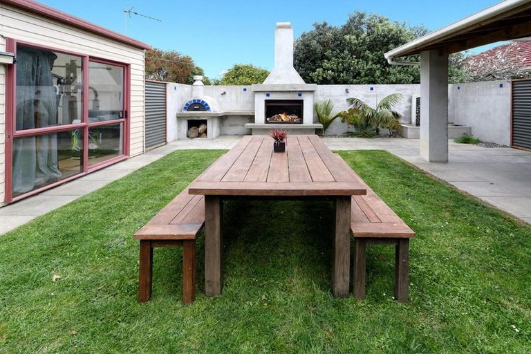 Photo of property in 7 Rixon Place, Te Atatu Peninsula, Auckland, 0610
