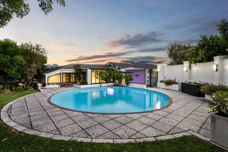 Photo of property in 30 Felgrove Street, Glendene, Auckland, 0602