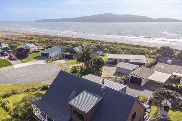 Photo of property in 11 Waiheke Street, Waikanae Beach, Waikanae, 5036